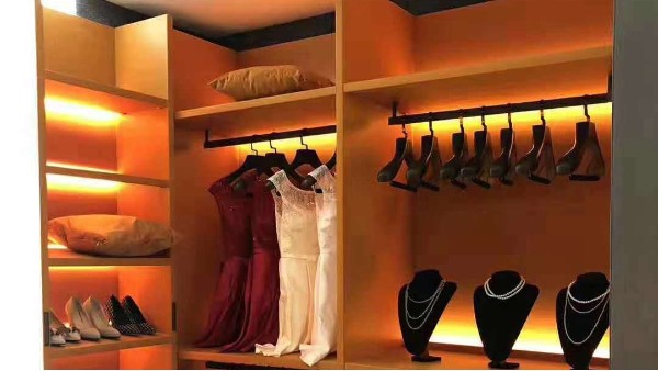 衣柜里用什么衣架好什么值得買，木衣架必需擁有姓名【華恩衣架】