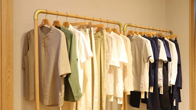 實木衣架，作為品牌服裝的首選，究竟有哪些優(yōu)勢呢？——華恩