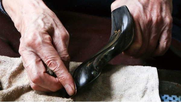 衣架掛衣服不變形，人體工程學(xué)設(shè)計很重要。--華恩