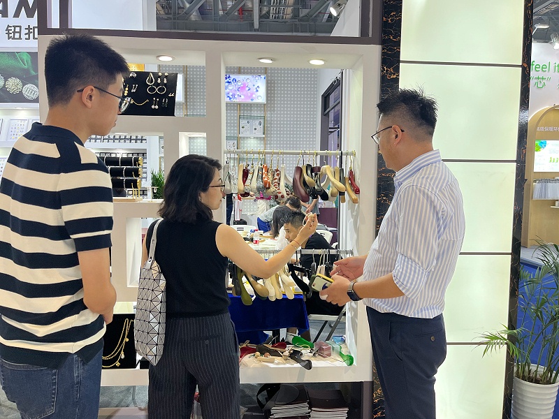 LEMONLEE實(shí)木衣架秋冬展4