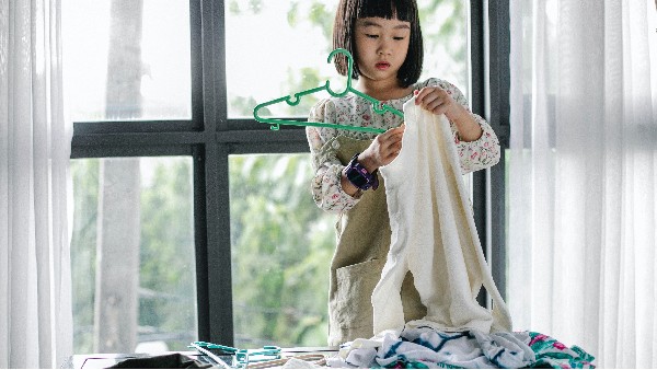 兒童服裝衣架應(yīng)該怎么選？很簡(jiǎn)單！——華恩