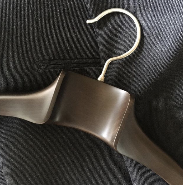 西裝實木衣架和塑料衣架哪個好