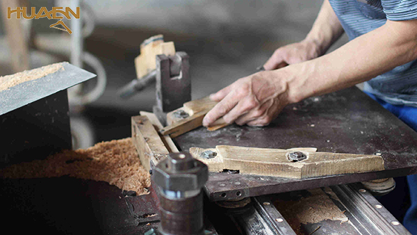 衣架廠家直銷(xiāo)批發(fā)，摸清這幾點(diǎn)很重要！——華恩