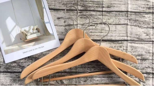 塑料衣架和實木衣架在功能上似乎沒有差距，在設計上也沒有很大的不同，但在使用上卻有著不一樣的體會和感受，于是許多人對于兩種衣架哪個更好便產(chǎn)生了疑問，今天，小編就與你說一說，塑料衣架和實木衣架哪個好