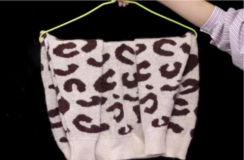 毛衣怎么掛——對折法