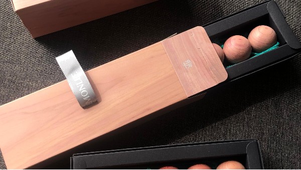 增加品牌記憶點(diǎn)的小禮物，高檔又實(shí)用的紅雪松木球！——華恩