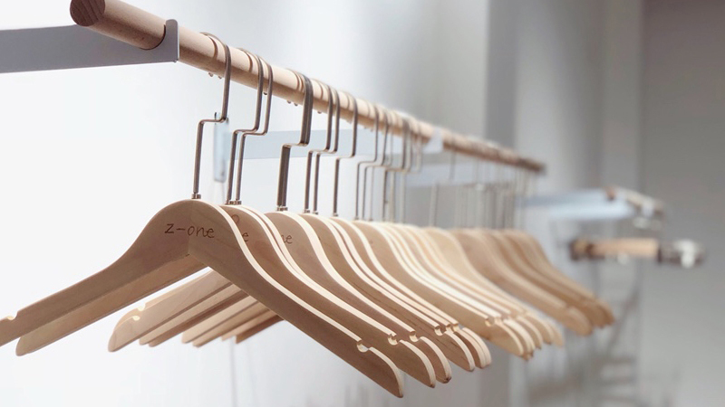 不同服裝店的衣架怎么選合適？28年老廠家告訴你答案！——華恩