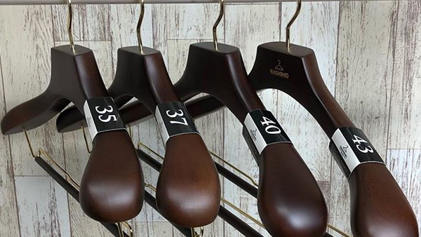 淺談服裝店木衣架選購(gòu)注意事項(xiàng)