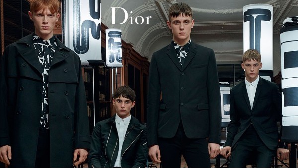 男裝衣架用塑料還是實(shí)木好