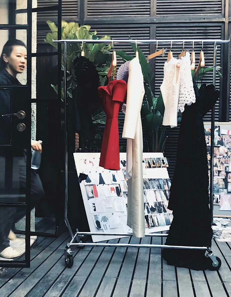 實(shí)木衣架一般放哪個(gè)位置【華恩】