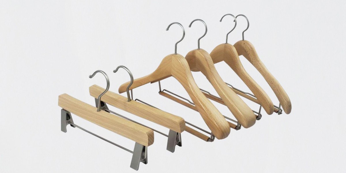 服裝店實木衣架批發(fā)，重在針對店鋪選衣架！--華恩衣架