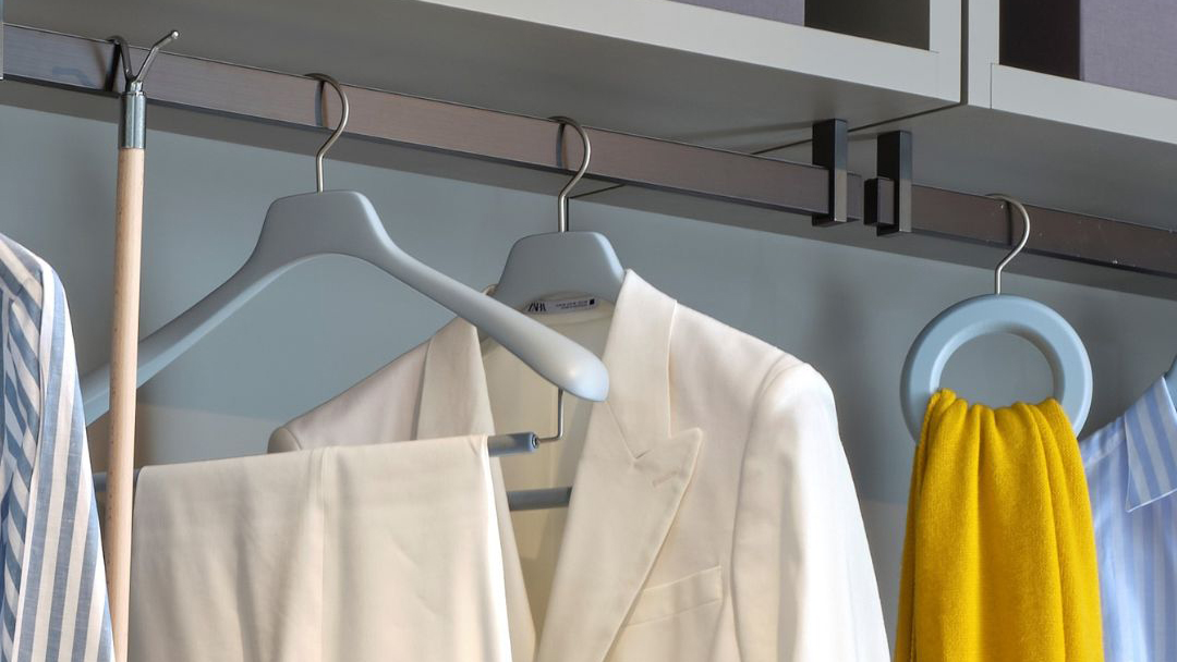 如何挑選女裝木衣架？28年老廠家?guī)懔私?！——華恩