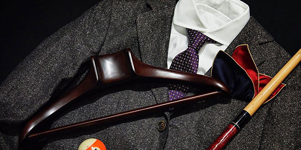 華恩專注于為Ritz酒店提供實(shí)木衣架定制，緊跟設(shè)計(jì)風(fēng)尚