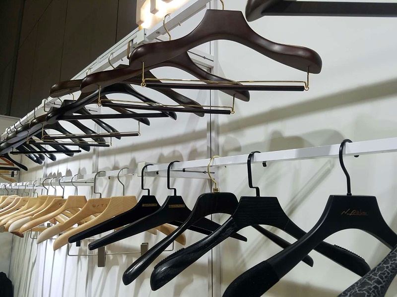 怎么用實(shí)木衣架