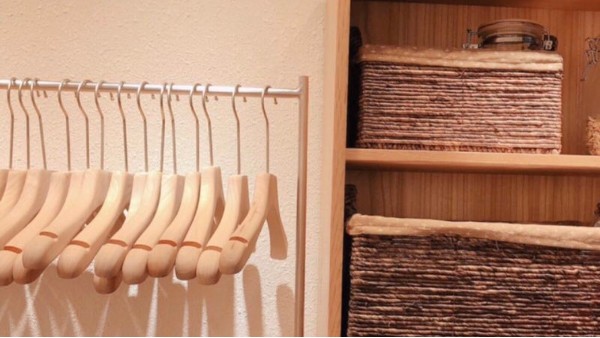 實(shí)木衣架什么顏色好?【華恩】