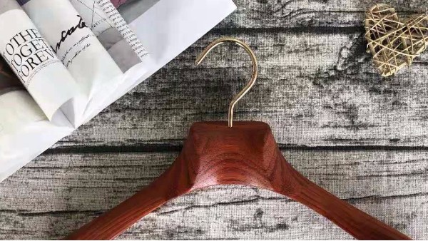 胡桃木實(shí)木衣架