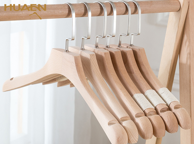 防滑木衣架——做凹槽