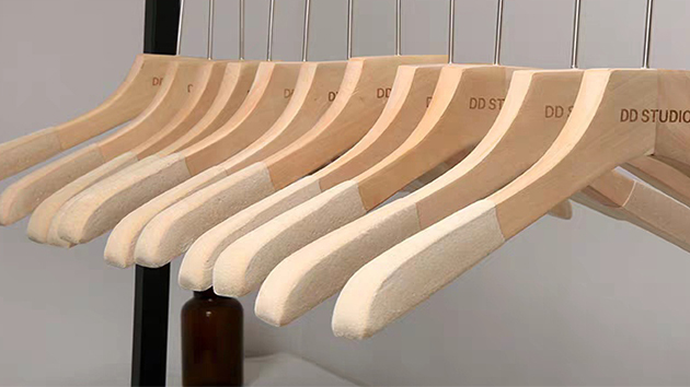 服裝品牌為什么要選擇實木衣架？——華恩