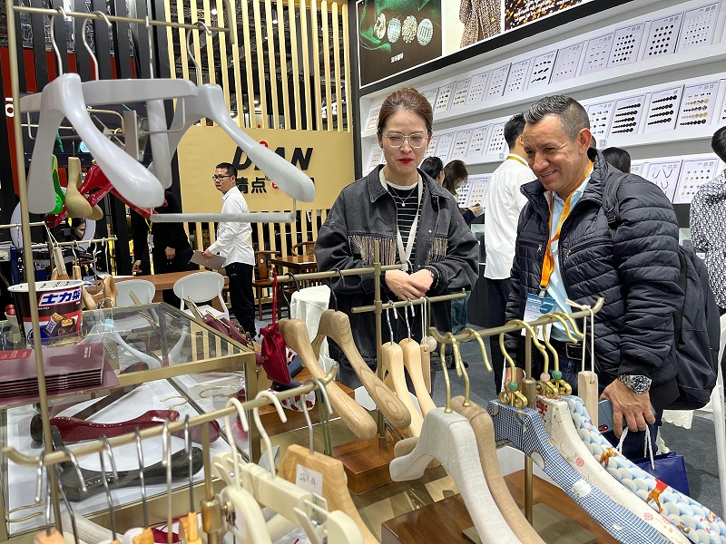 為哥倫比亞客戶介紹產(chǎn)品