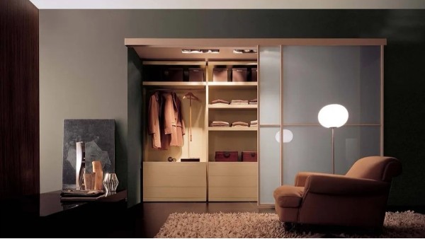 衣柜里的衣架用什么材質(zhì)，先看看這幾款再決定。--華恩衣架