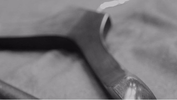 黑色實(shí)木衣架