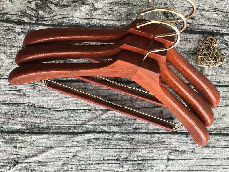 哪有出售實木的那個衣架