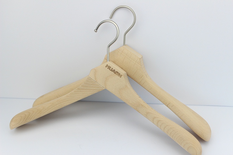 實木衣架越重越好嗎！過重反而有大問題！【華恩】