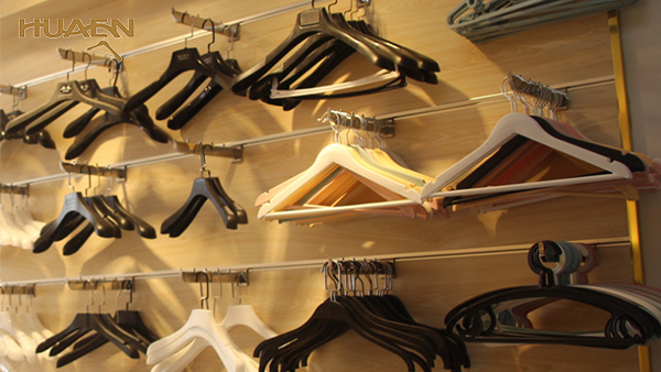 衣服塑料衣架，避開小作坊，廠家實(shí)力很重要！--華恩