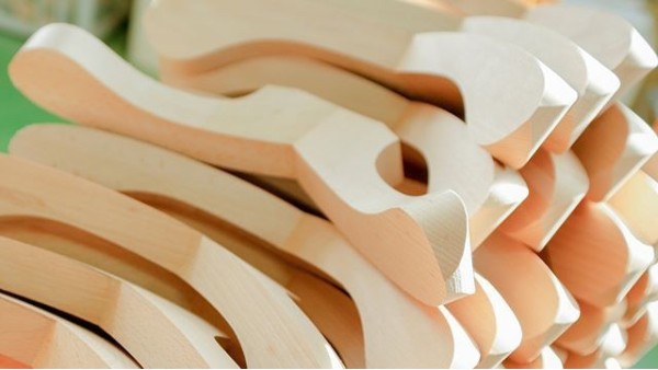 實木衣架如何清潔，你都知道哪些？【華恩】