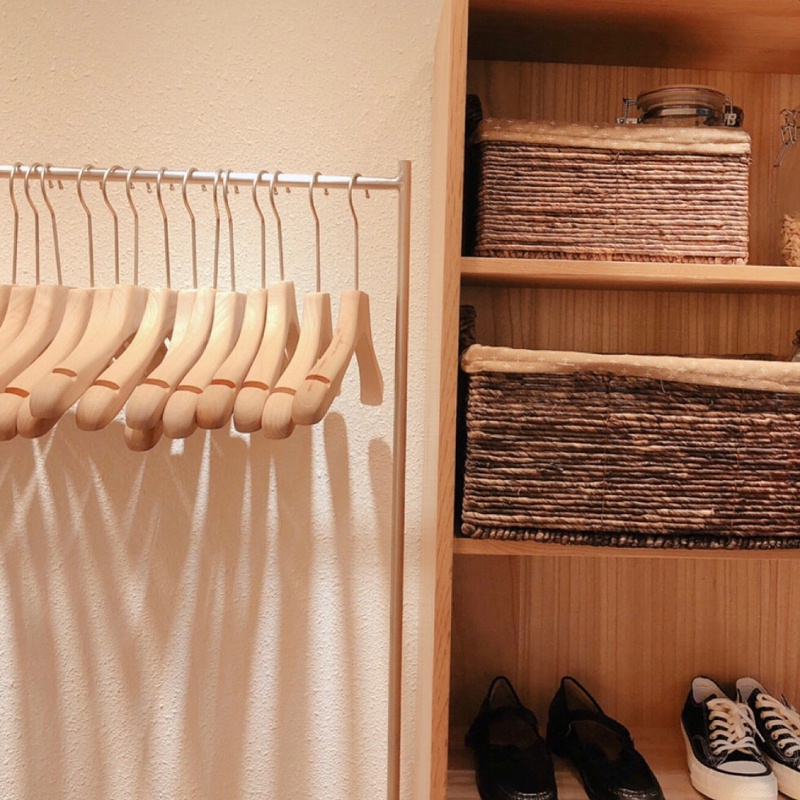 鐵藝衣架和實木衣架的區(qū)別【華恩】