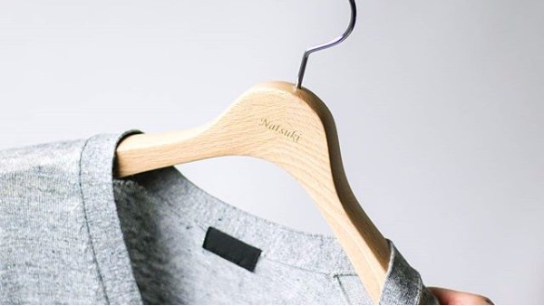 實(shí)木衣架晾衣服