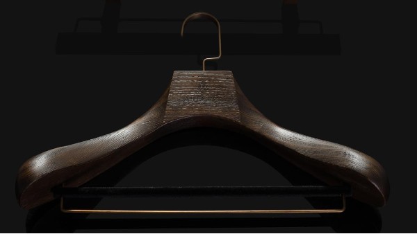 香樟木實木衣架的優(yōu)缺點【華恩】