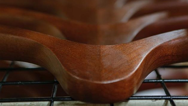 實(shí)木衣架與塑料衣架相比【華恩】