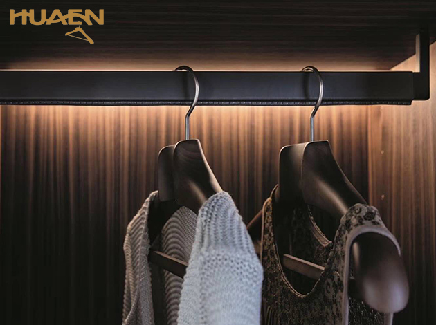 衣架收納——實(shí)木衣架