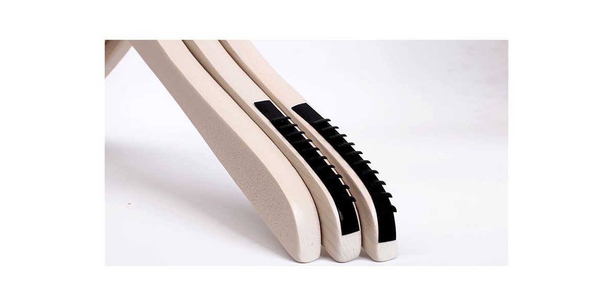 買實木衣架要不要防滑條，小技巧不容錯過--華恩衣架