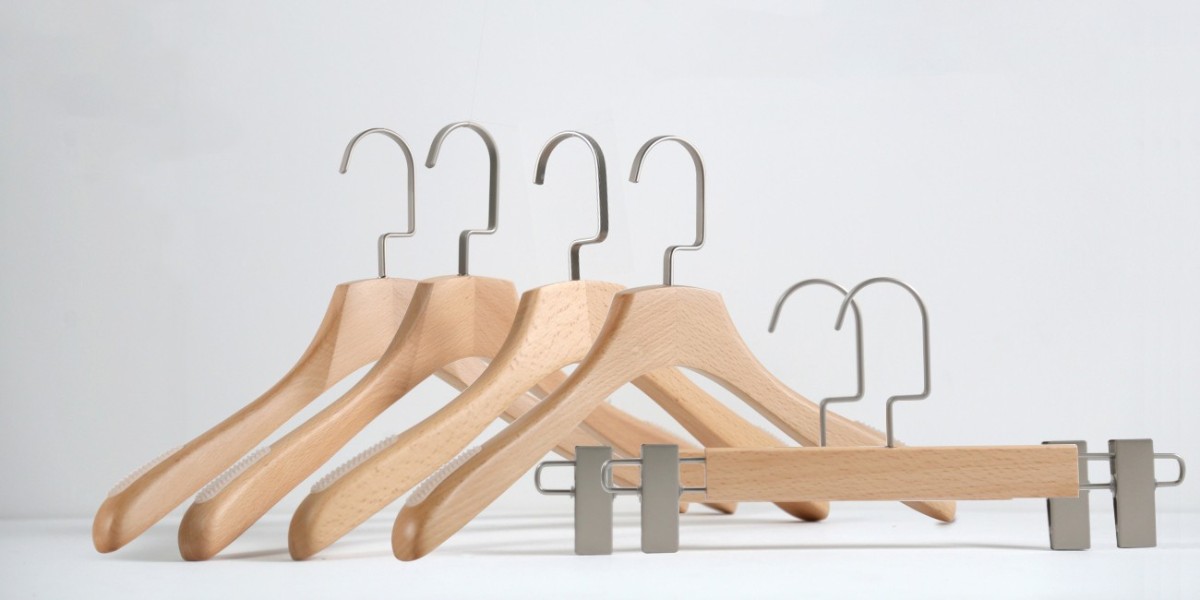 優(yōu)質(zhì)的生產(chǎn)實(shí)木衣架廠家有什么特點(diǎn)？--華恩衣架