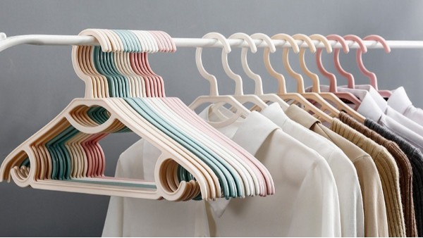 實(shí)木衣架和塑料衣架哪個(gè)好？