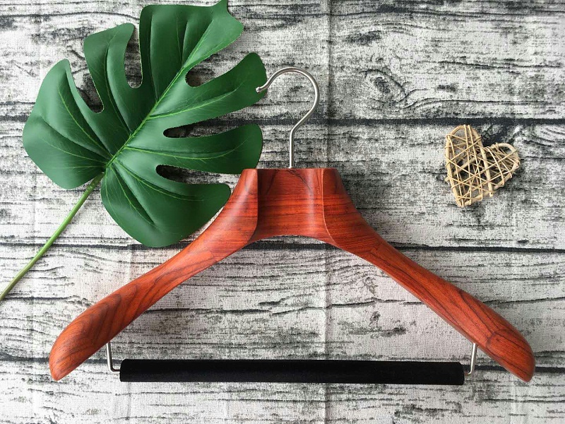 大家都愛買的實(shí)木衣架都是什么木的