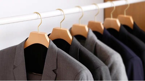 白衣服被木衣架染色，木衣架掛白衣服染黃，要怎樣避免？—華恩衣架