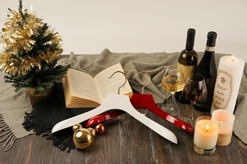 實(shí)木衣架味道大？教你怎么判斷實(shí)木衣架好壞【華恩】