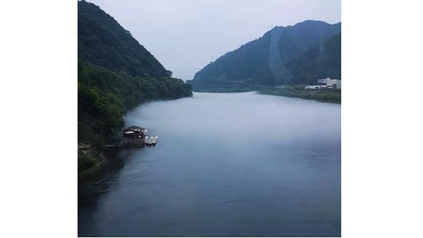 你是否過(guò)了淺喜而明媚的季節(jié)之實(shí)木衣架定制【華恩】