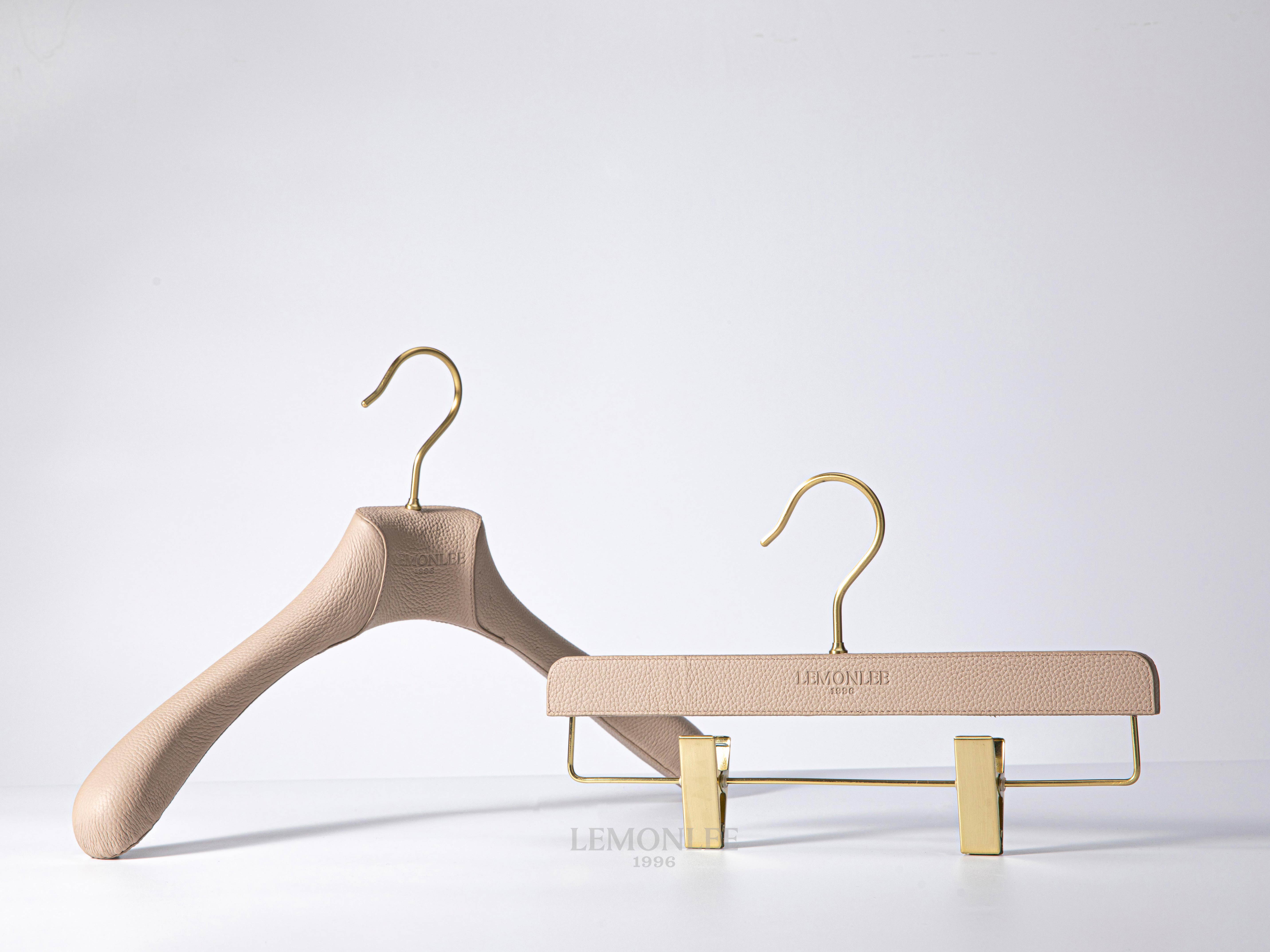 2026新款實(shí)木衣架包牛皮