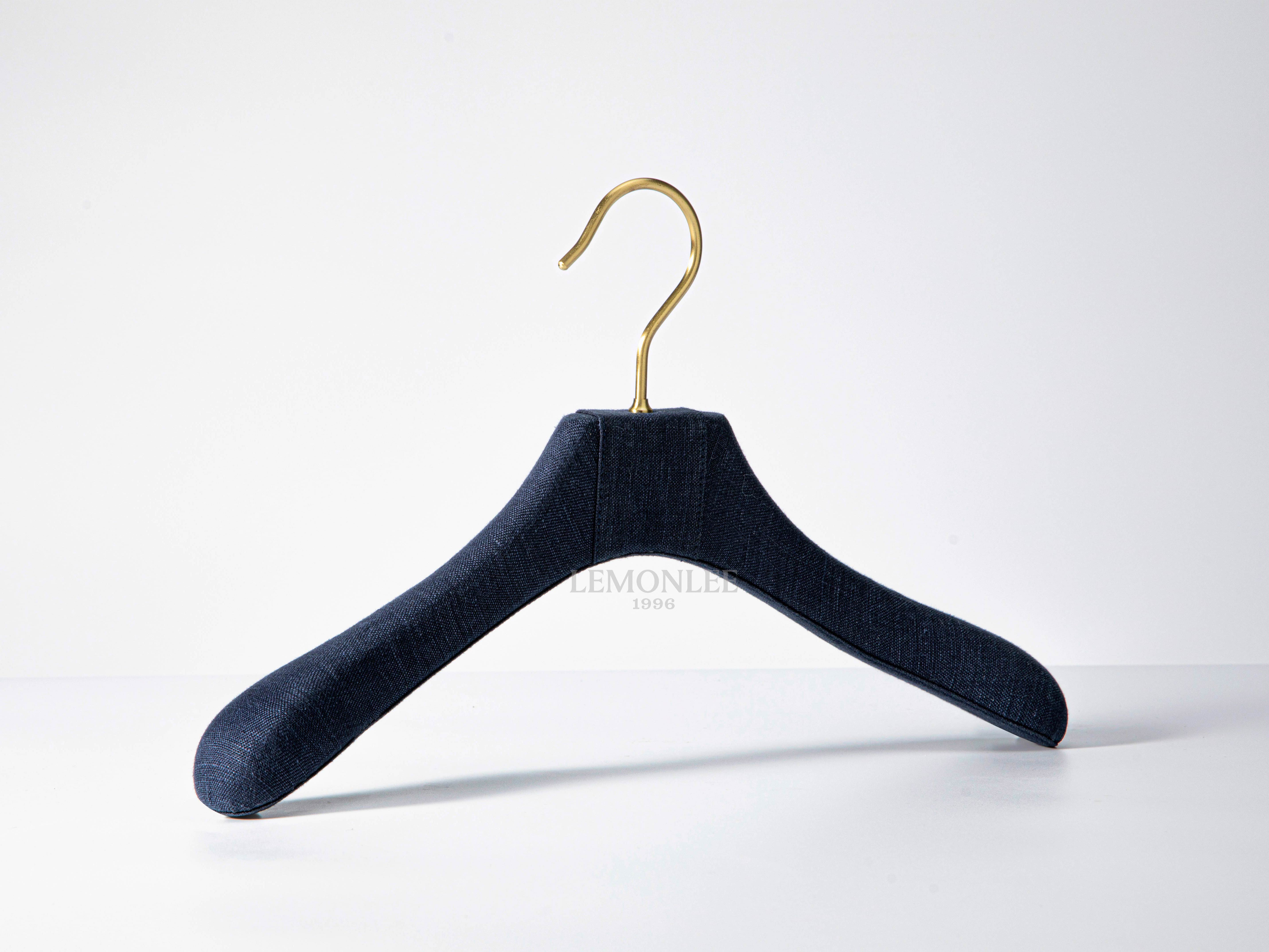 2026新款實(shí)木包布衣架