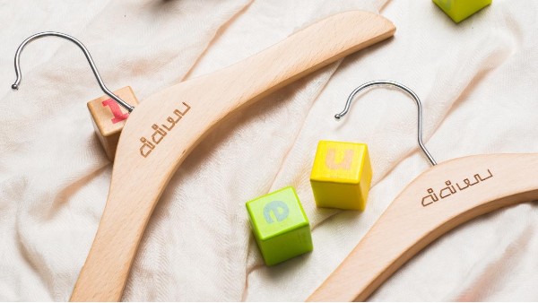 實(shí)木衣架掉色 該怎么辦？【華恩】