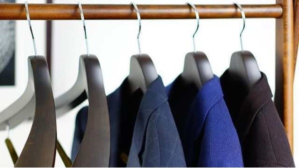 衣架實(shí)木好還是塑料【華恩】