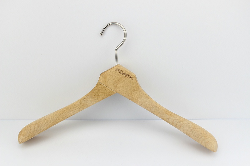 實木衣架越重越好嗎！過重反而有大問題！【華恩】