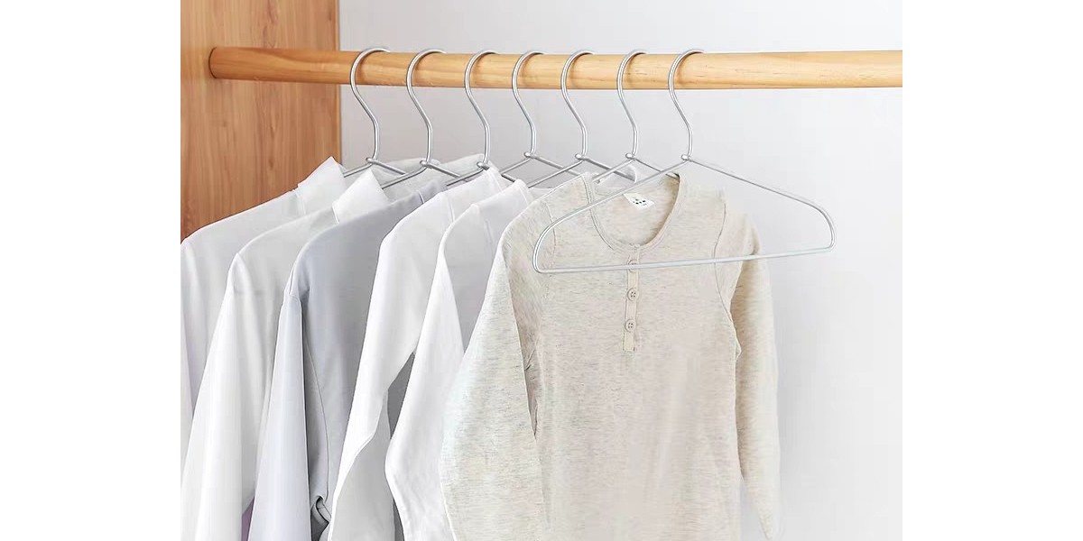 衣柜里面用什么樣的衣架掛衣服好，關(guān)鍵在材質(zhì)！--華恩衣架