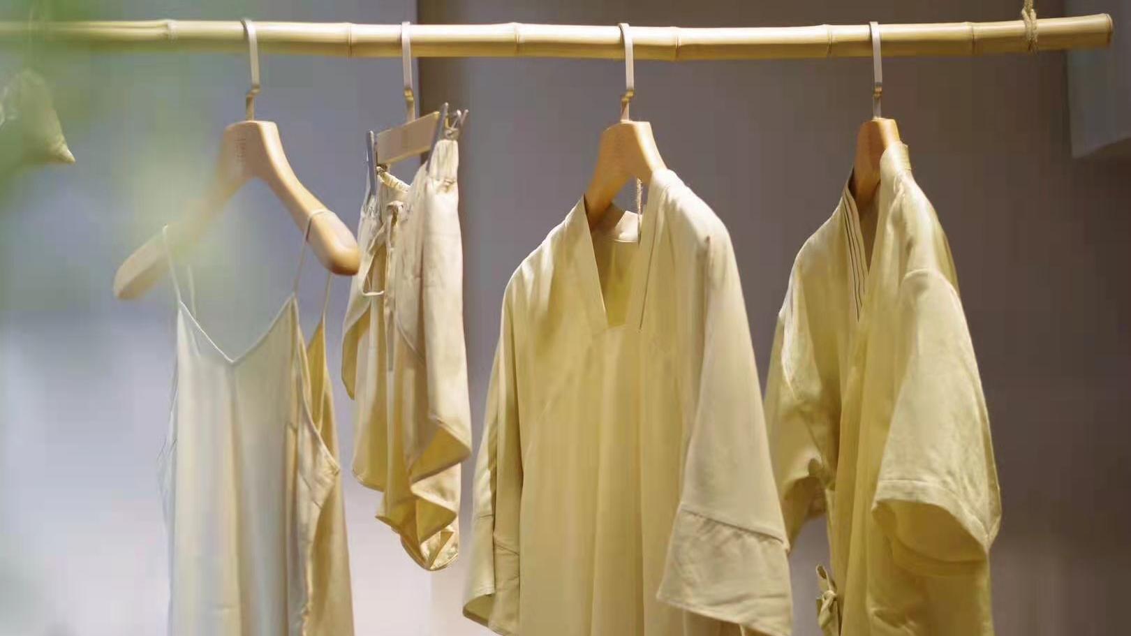 如何根據(jù)季節(jié)與衣物材質(zhì)搭配實(shí)木衣架？